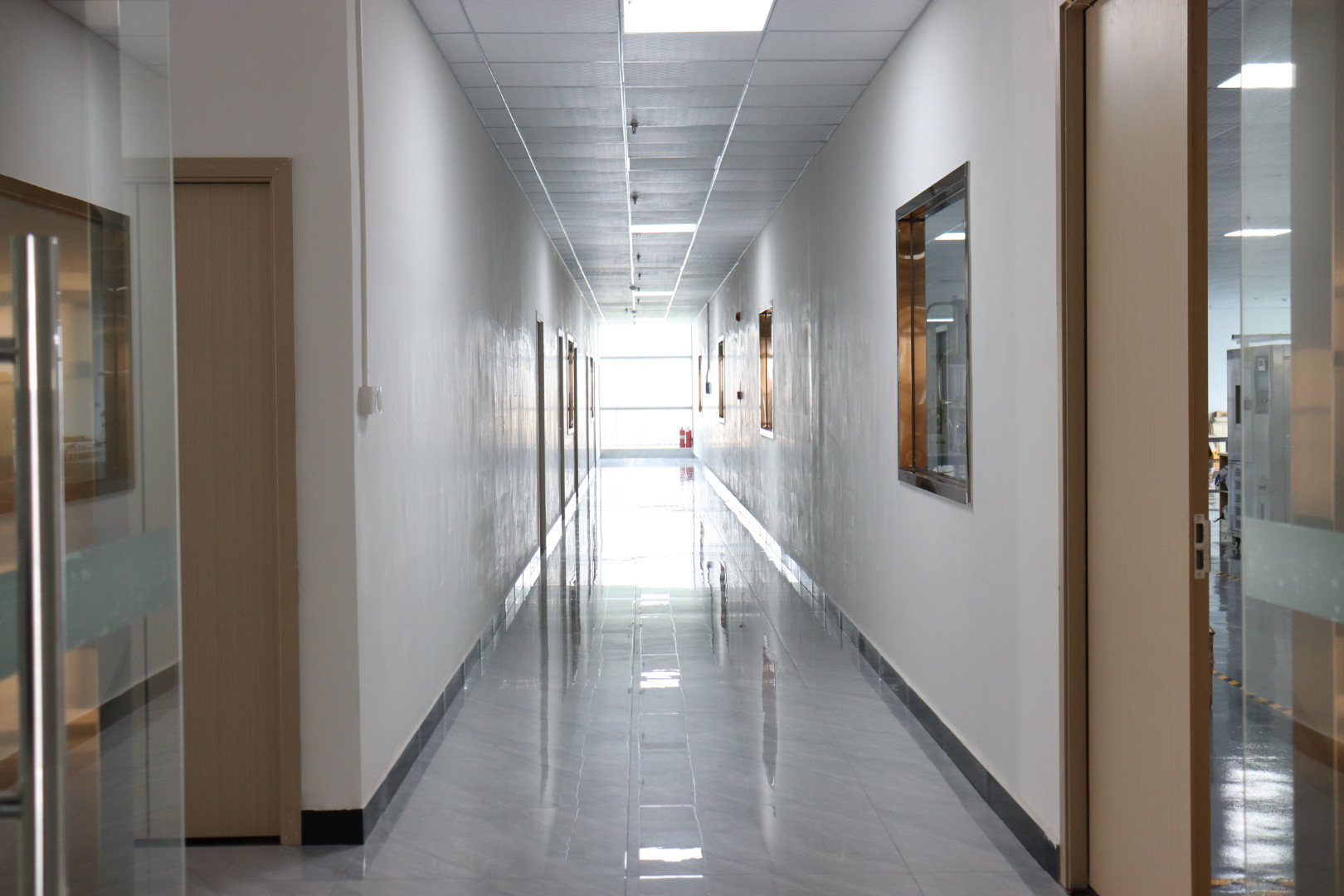 设备和人员图片2