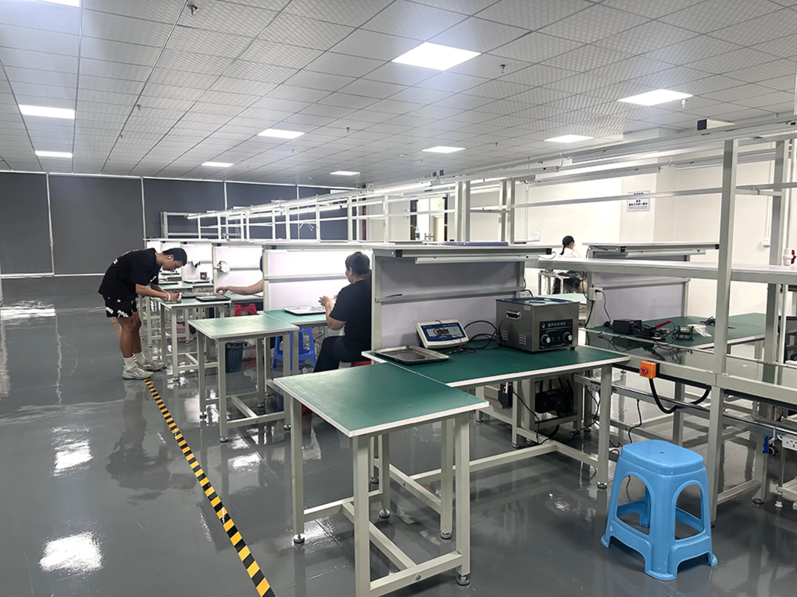 设备和人员图片